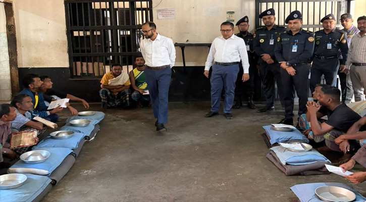কারাগার পরিদর্শন করেন জেলা প্রশাসক