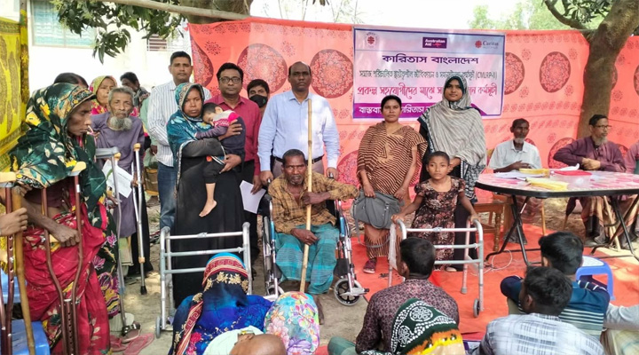 পত্নীতলায় কারিতাসের আর্থিক সহায়তা ও ডিভাইস প্রদান