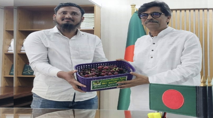 কৃষিমন্ত্রীর হাতে আঙ্গুর তুলে দিলেন উদ্যোক্তা রুহুল আমিন