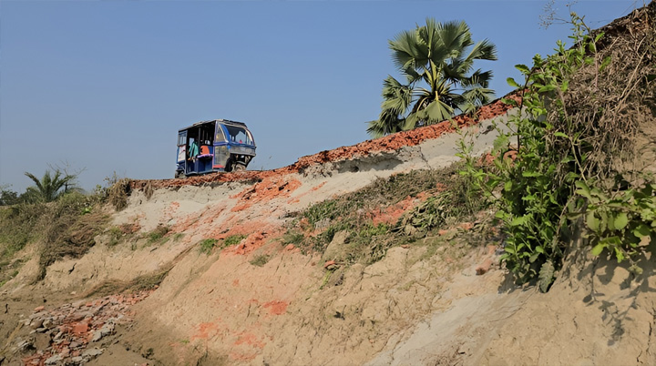 মাদারীপুরে নদীগর্ভে সড়ক,ভোগান্তিতে ১০ গ্রামের মানুষ