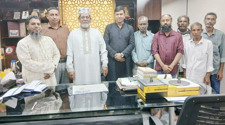আগুনে পুড়ে দোকান হারানো ব্যবসায়ীদের পাশে আব্দুস সাত্তার খান