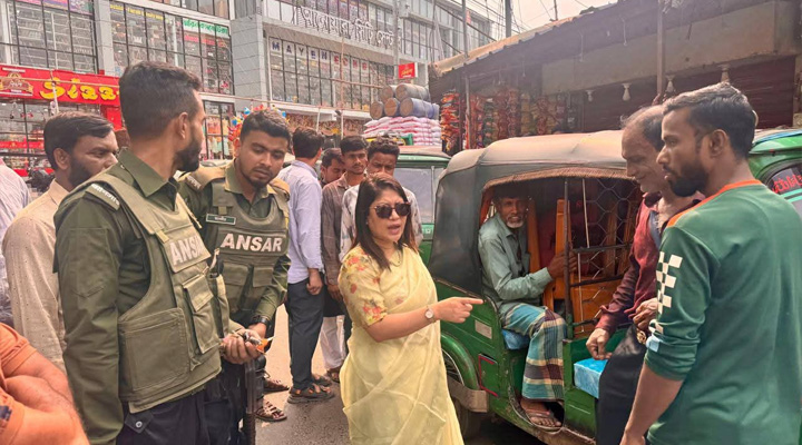 আনোয়ারায় যানজট নিরসনে জয়কালী বাজারে ইউএনও’র অভিযান