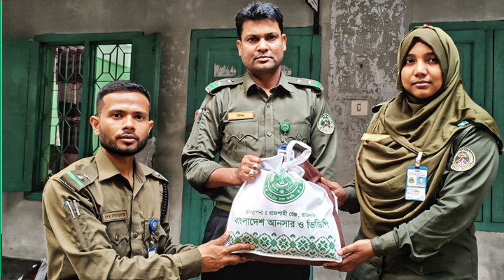 ভাঙ্গুড়ায় ভাতাভোগী সদস্যদের ঈদ উপহার
