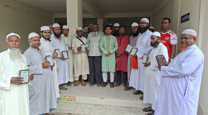 উজিরপুেরে এতিমখানায় সৌদি আরবের খেজুর বিতরণ