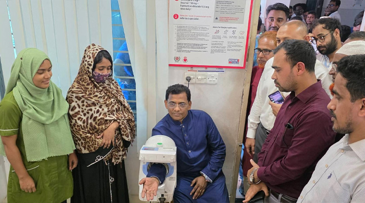 মুকসুদপুর টিকেট কেটে সেবা নিলেন এমপি সেলিমুজ্জামান
