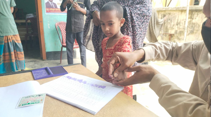 সরিষাবাড়ীতে শিশুর টিপসই নিয়ে ভিজিএফ চাল বিতরণ