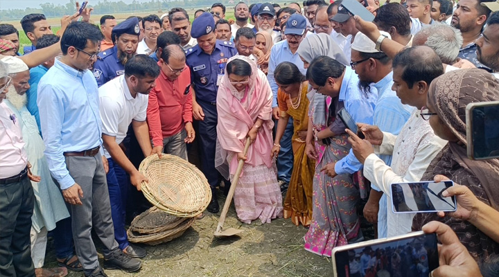 মানিকগঞ্জে  খাল খনন উদ্বোধন করলেন বিমানমন্ত্রী