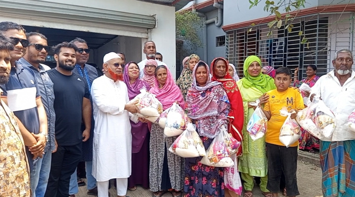 হাতেম খানের নেতৃত্বে ভালুকায় ঈদ উপহার বিতরণ