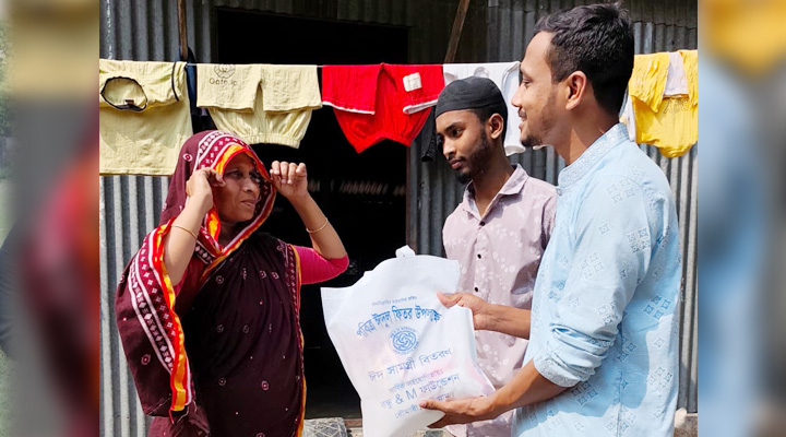 জবি ছাত্রদল নেতা আশরাফুলের ঈদ সামগ্রী বিতরণ