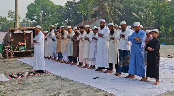 সৌদি আরবের সঙ্গে মিল রেখে ধামরাইয়ে ঈদের নামাজ আদায়