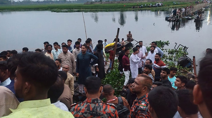 জামালপুরে ব্রিজ ভেঙে নদীতে শতাধিক মানুষ,  শিশু নিহত ৩