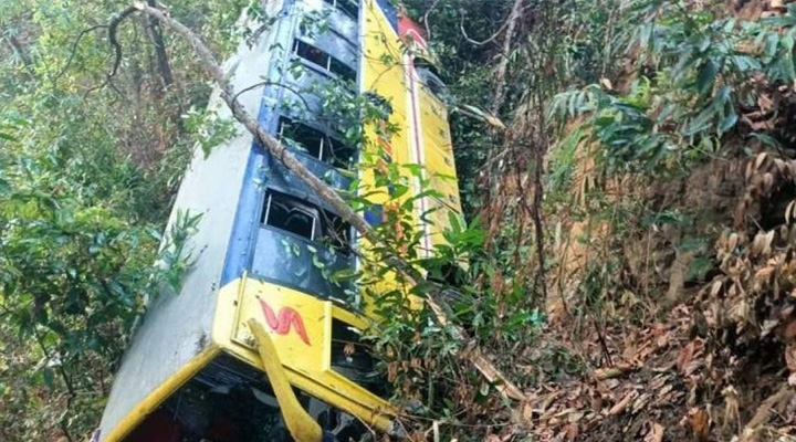 পর্যটকদের নিয়ে বাস খাদে, আহত ২০