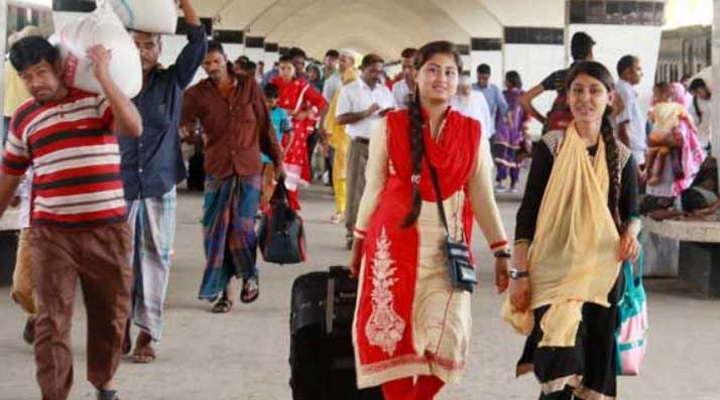 ঈদের ছুটি কাটিয়ে কর্মজীবীরা ফিরছেন  ঢাকায়