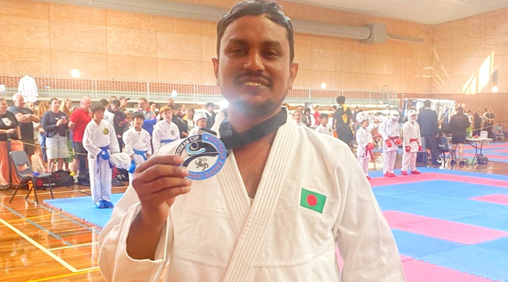 অস্ট্রেলিয়ায় ভিক্টোরিয়া কারাতে পদক অর্জন করলেন কুড়িগ্রামের সুমন