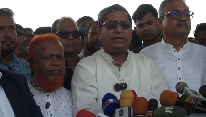 চাঁপাইনবাবগঞ্জে  সেতু পরিদর্শনে প্রতিমন্ত্রী মীর শাহে আলম