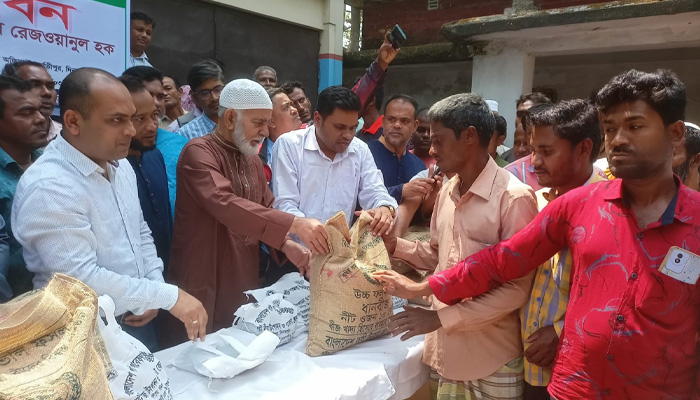 পার্বতীপুরে সার ও পাটবীজ বিতরণ