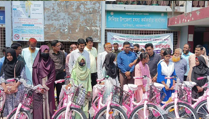 পুঠিয়ায় মেধাবী বালিকা শিক্ষার্থীদের মাঝে সাইকেল বিতরণ