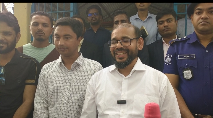 মধ্যনগরে হাওর রক্ষা বাঁধ পরিদর্শনে জেলা প্রশাসক ইলিয়াস মিয়া
