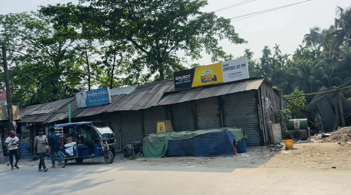 লক্ষ্মীপুরে সিরিয়াল ভঙ্গকারী বাইকাররা তেল না দেওয়ায় দোকানীকে মারধর