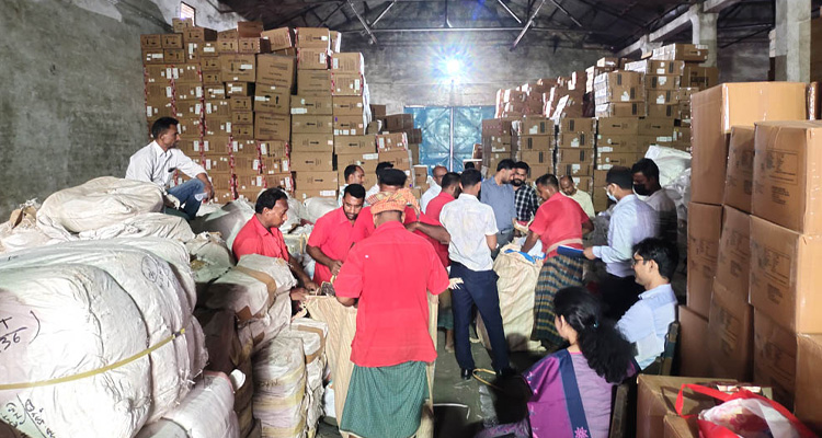 বেনাপোলে ঘোষণাবহির্ভূত পণ্য জব্দ, প্রায় কোটি টাকার শুল্ক ফাঁকির চেষ্টা