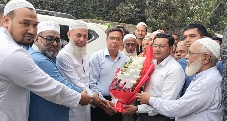 সোনারগাঁয়ে মাজার পরিদর্শনে জেলা প্রশাসক