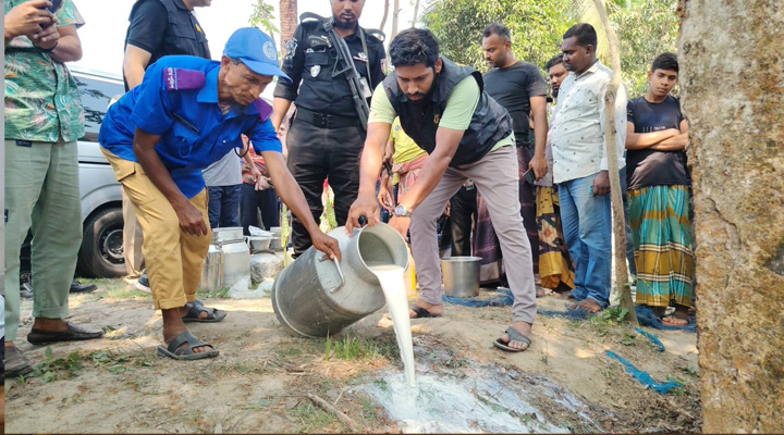 কেশবপুরে ভেজাল দুধ তৈরির কারখানায় অভিযান, জরিমানা