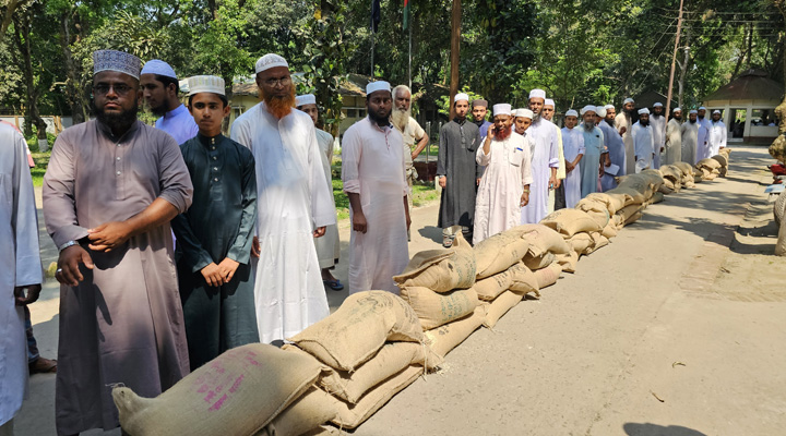 রাজিবপুরে  জব্দ সরকারি চাল এতিমখানায় বিতরণ