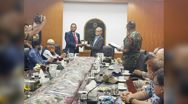 বড়পুকুরিয়া কয়লা খনি সফরে দেশী-বিদেশী সামরিক ও বেসামরিক কর্মকর্তা