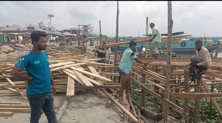 বানারীপাড়া ফেরি ঘাটে অবৈধ দখল উচ্ছেদ