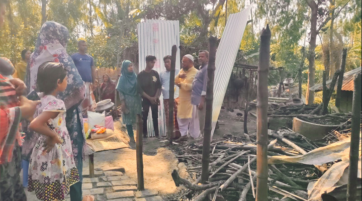 নওগাঁয় অগ্নিকাণ্ডের ঘটনায় প্রশাসনের সহায়তা
