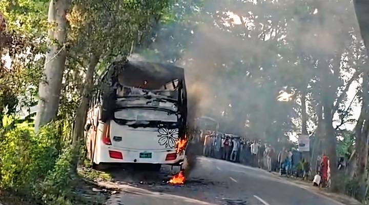 মাদারীপুরে চলন্ত বাসে আগুন,সড়কজুড়ে তীব্র যানজট