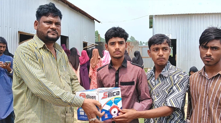 শ্রীবরদীতে শিক্ষার্থীদের মাঝে চেয়ারম্যানের উদ্যোগে ফ্যান বিতরণ