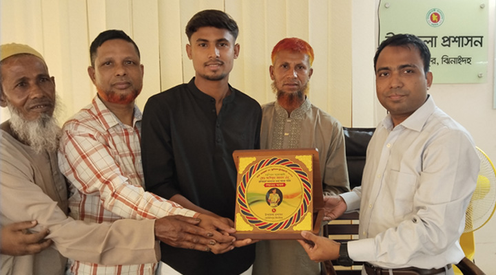 কোটচাঁদপুরে সাফ জয়ী ফুটবলার আশিকুর সংবর্ধিত