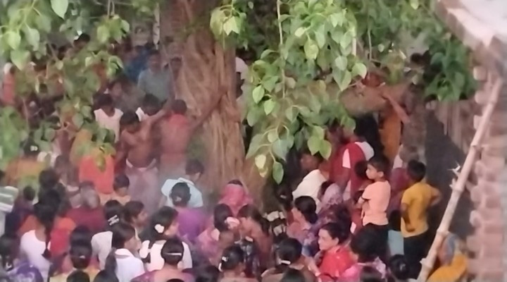 দুঃসাহসিকতায় ভরপুর ৩৫ ফুট গাছে উঠে  খেজুর ভাঙা উৎসব