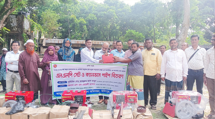 উলিপুরে কৃষকের মাঝে এলএলপি সেট ও ক্যানভাস পাইপ বিতরণ