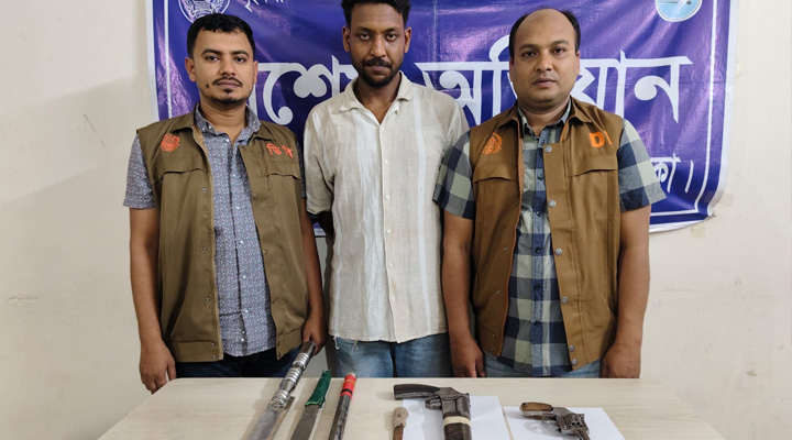 আশুলিয়ায় বিদেশি অস্ত্রসহ ‘শীর্ষ সন্ত্রাসী’ গ্রেপ্তার