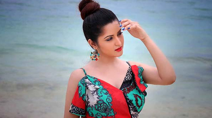 বৈশাখে মায়ের শাড়ির স্মৃতি শেয়ার করলেন পরীমণি