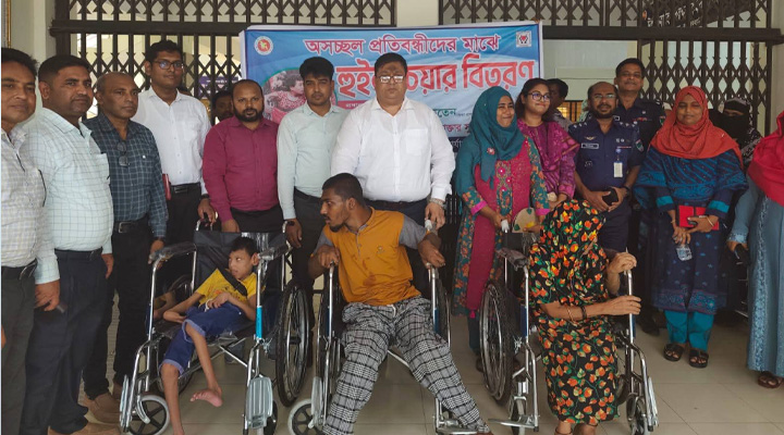 মোংলায় প্রতিবন্ধীদের মাঝে হুইলচেয়ার বিতরণ