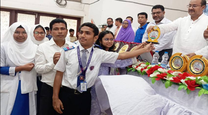 ভালুকায় কৃতি শিক্ষক ও শিক্ষার্থীদের সম্মাননা