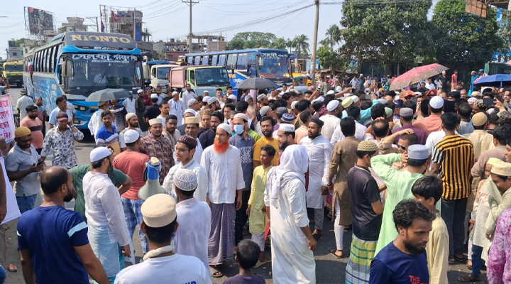 গ্যাস নেই, সড়ক অবরোধে আমিনবাজারের বাসিন্দারা