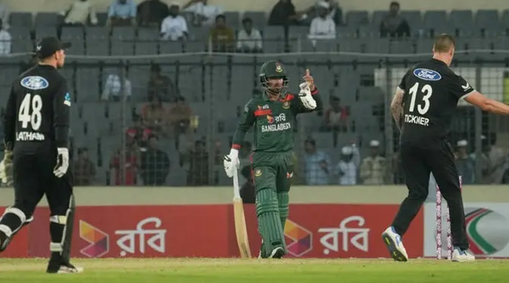 ব্যাটিং ধসে বাংলাদেশের হার
