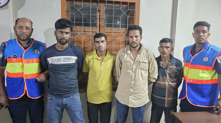 ফেরিতে যাত্রী ঠকানো চক্রের দৌরাত্ম্য, গ্রেপ্তার ৪