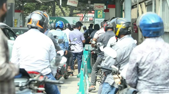 জ্বালানি তেলের দাম বাড়লেও কমেনি ভোগান্তি, পাম্পে দীর্ঘ লাইন