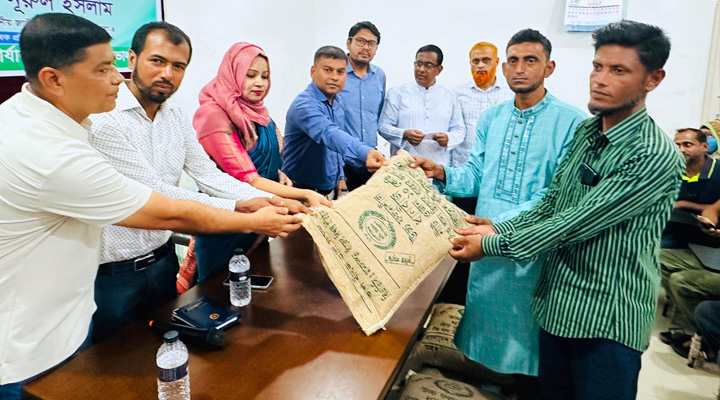 চরফ্যাশনে কৃষকের মাঝে বীজ-সার বিতরণ