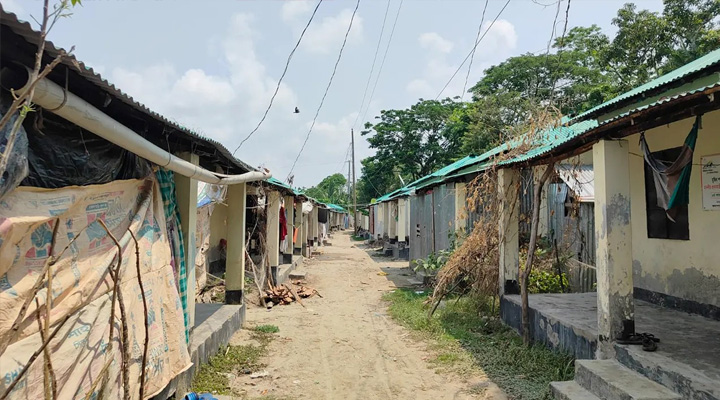 আশ্রয়ণ প্রকল্পে থাকে না প্রকৃত মালিকরা, ভিতরে চলছে মাদকসেবিদের তাণ্ডব