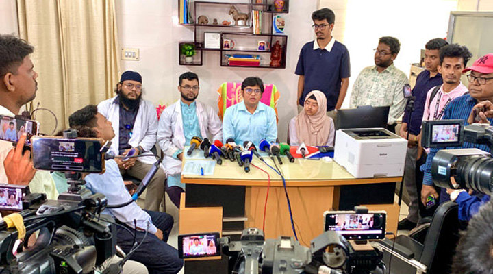 ২৪ ঘণ্টা পর কর্মবিরতি প্রত্যাহার, কাজে ফিরলেন রামেক ইন্টার্ন চিকিৎসকরা