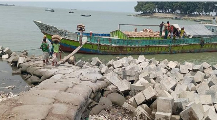 চাঁদপুরের বাণিজ্যিক প্রাণকেন্দ্রে নেই পর্যাপ্ত  পল্টুন,  জীবনের ঝুঁকি নিয়ে চলছে পণ্য খালাস