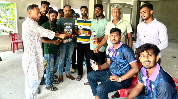 খুলনায় গরমে পানি-স্যালাইন বিতরণ, মানবিক উদ্যোগ