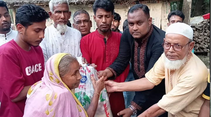 নওগাঁয় অসচ্ছল পরিবার পেল সহায়তা