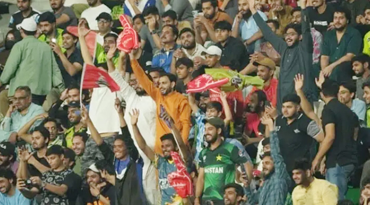 পিএসএলে অবশেষে দর্শক ফেরানোর সিদ্ধান্ত